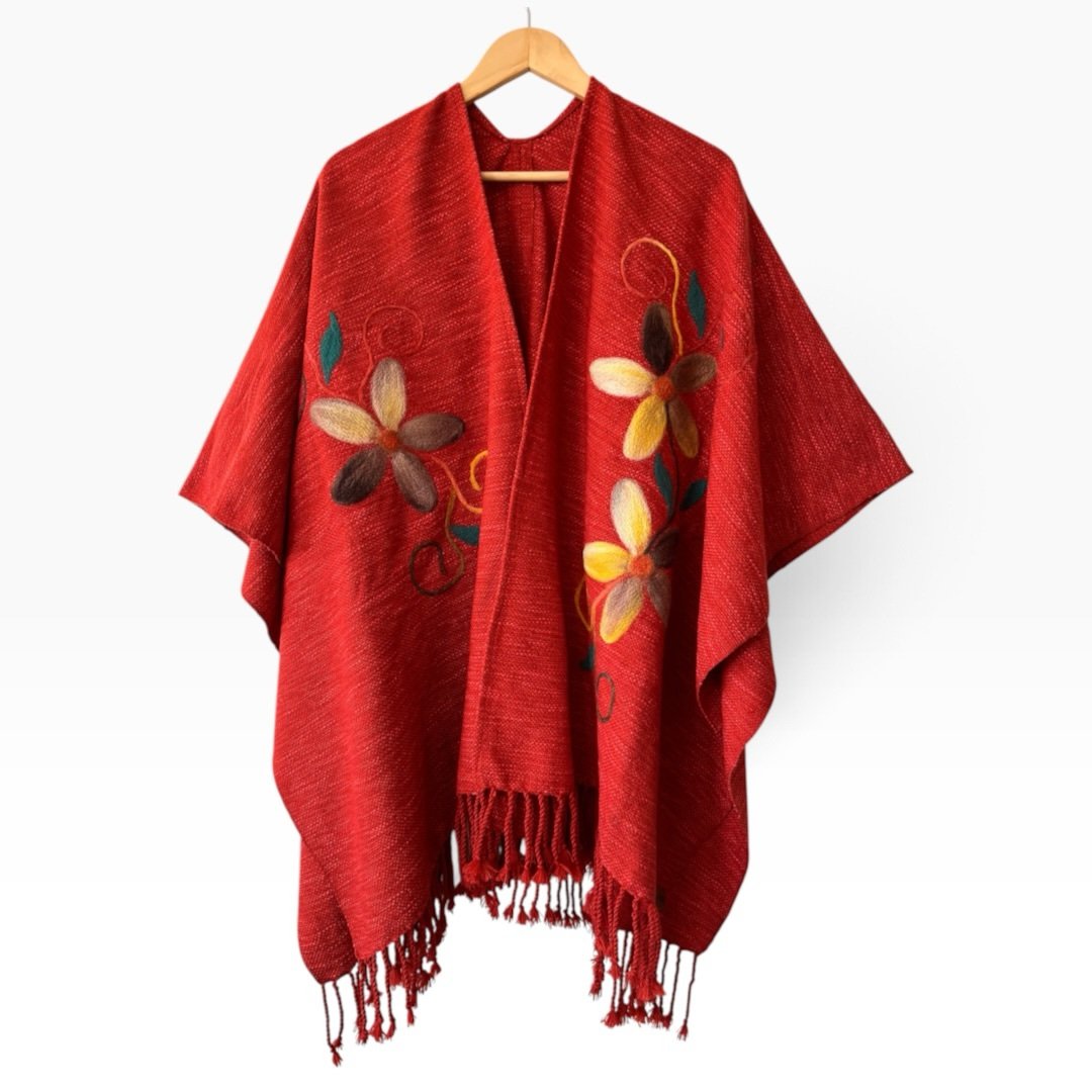 Ruana artesanal de lana | bordada |confeccionada en telar | Diseño único Chileno