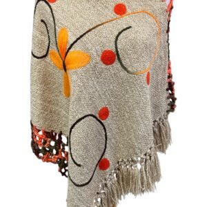Poncho artesanal de lana – Modelo Copihue | Tejido a telar en Chile