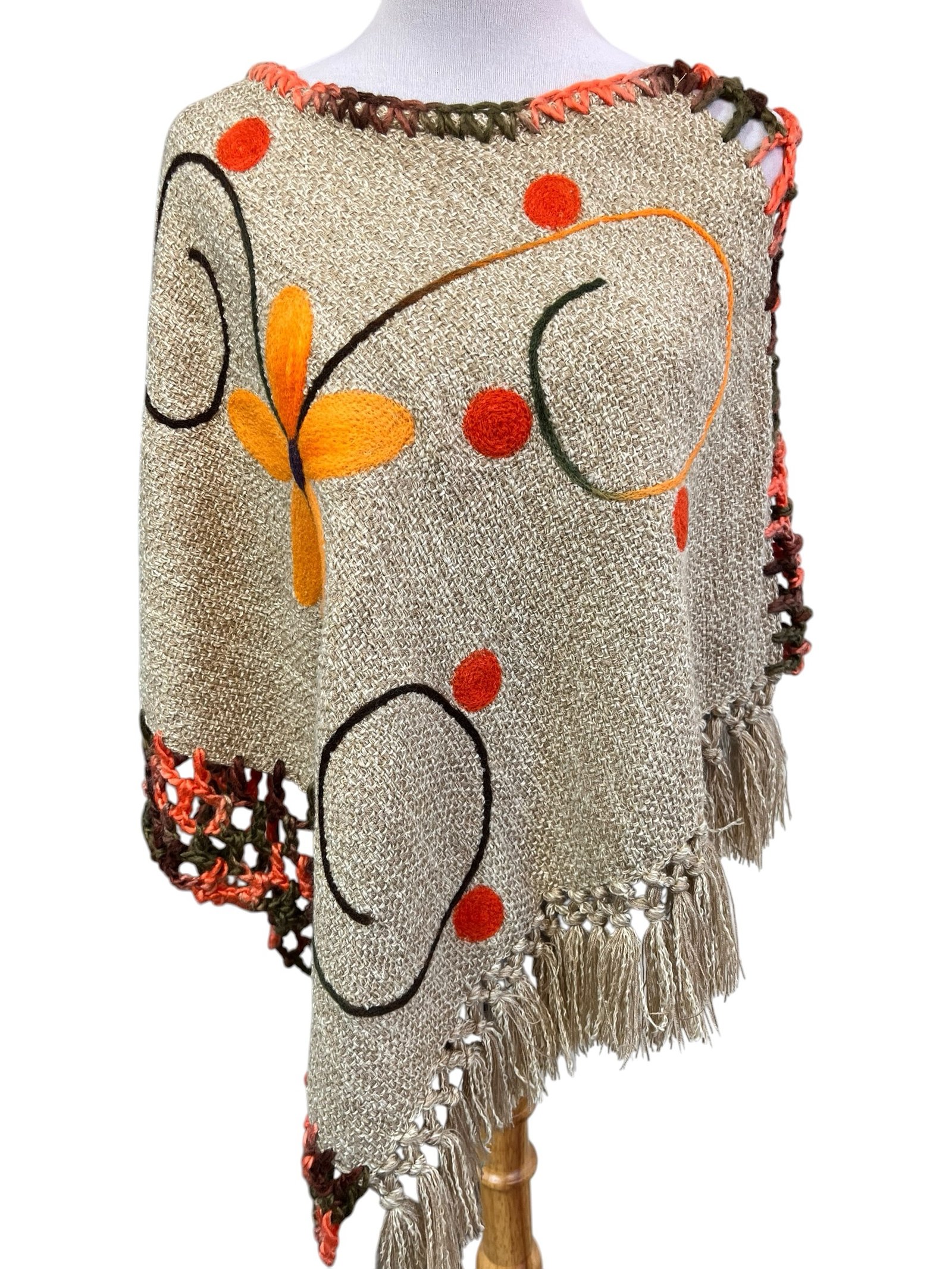 Poncho artesanal de lana – Modelo Copihue | Tejido a telar en Chile