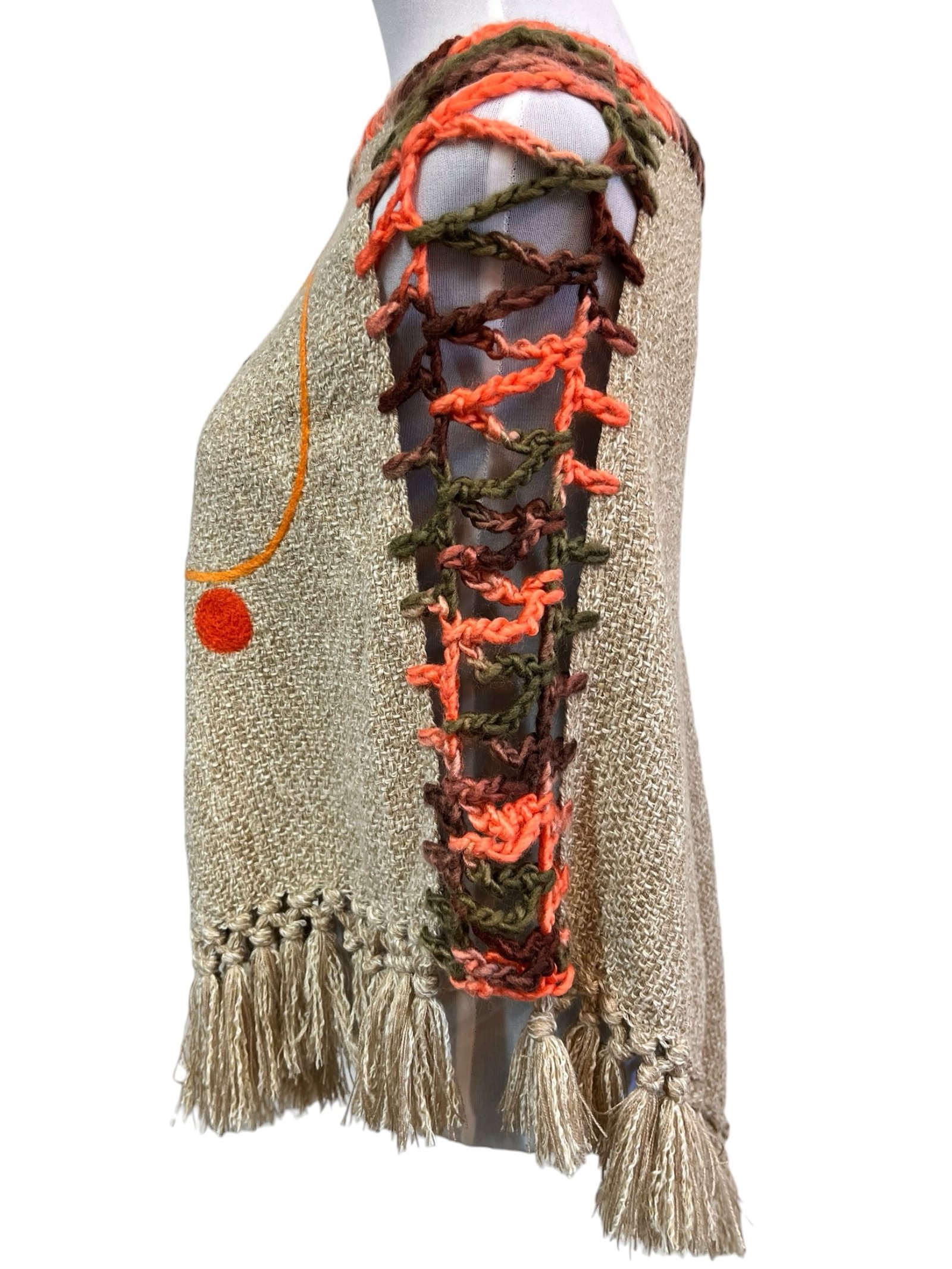 Poncho artesanal de lana – Modelo Copihue | Tejido a telar en Chile - Imagen 2