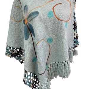 Poncho artesanal de lana – Modelo Copihue | Tejido a telar en Chile