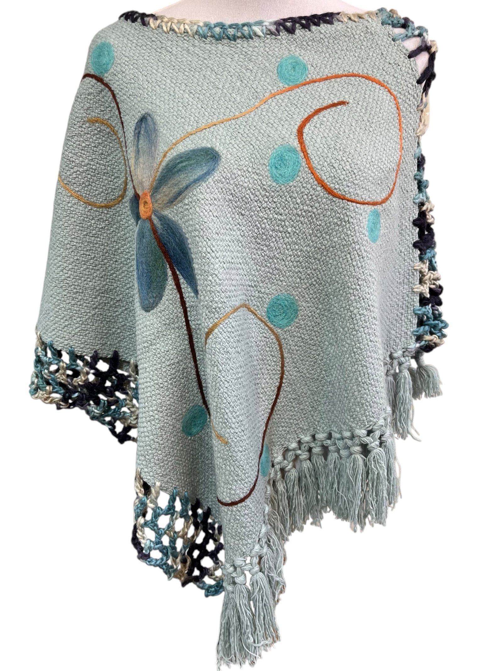 Poncho artesanal de lana – Modelo Copihue | Tejido a telar en Chile