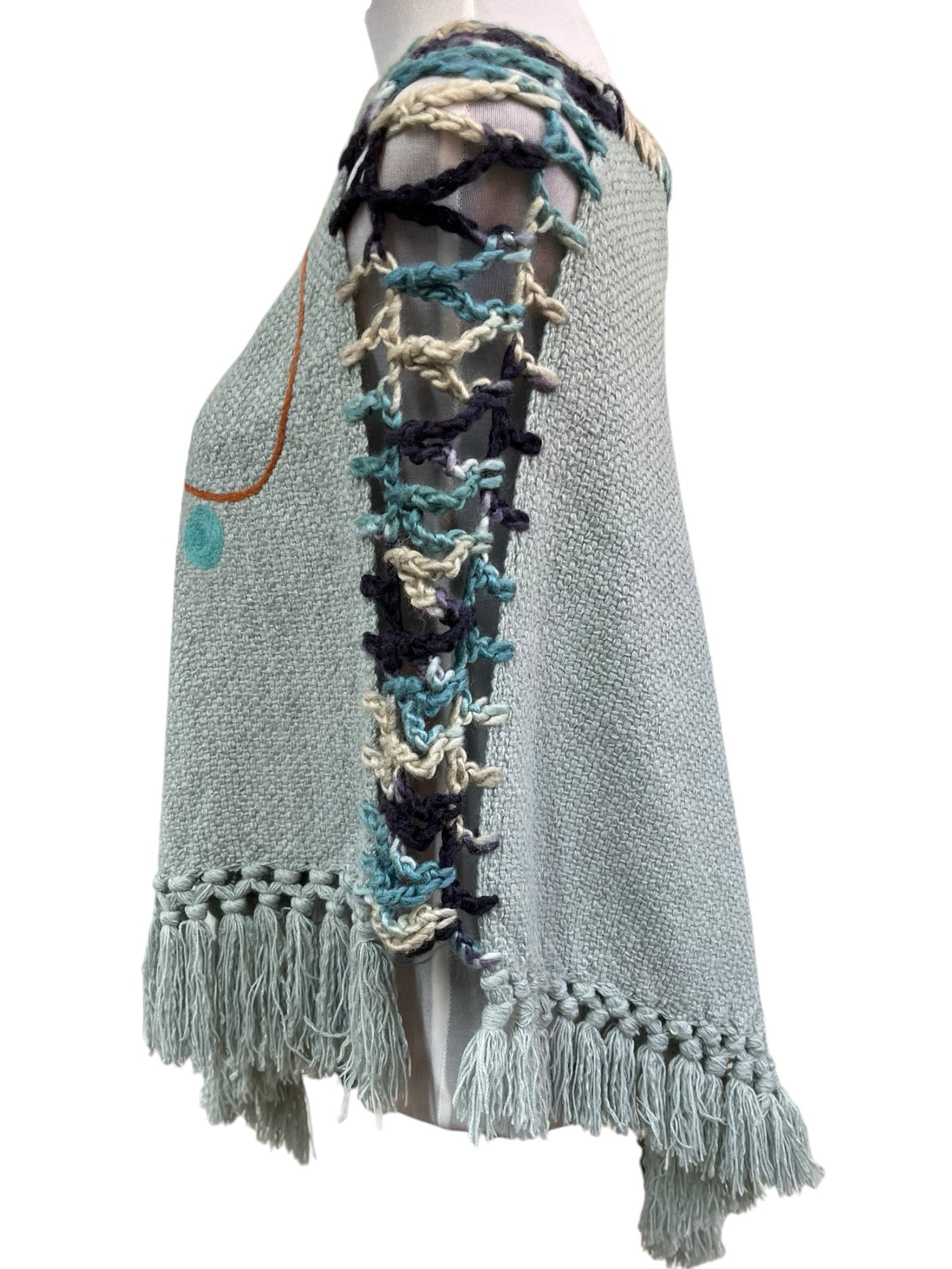 Poncho artesanal de lana – Modelo Copihue | Tejido a telar en Chile - Imagen 2