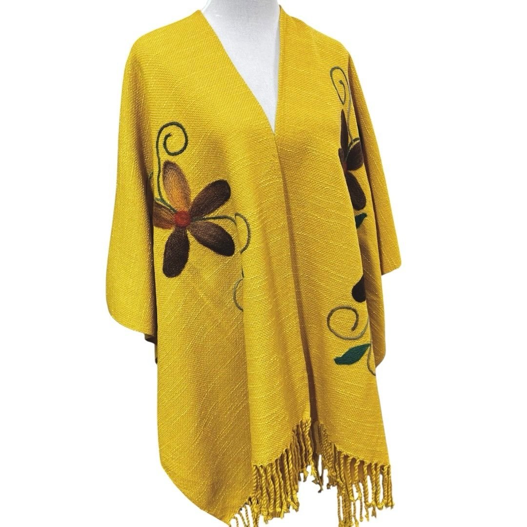 Ruana artesanal de lana | bordada |confeccionada en telar | Diseño único Chileno