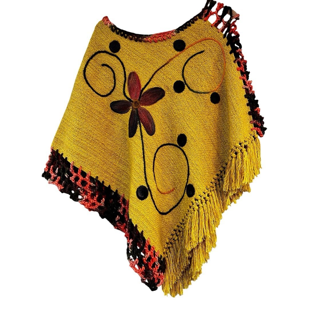Poncho artesanal de lana – Modelo Copihue | Tejido a telar en