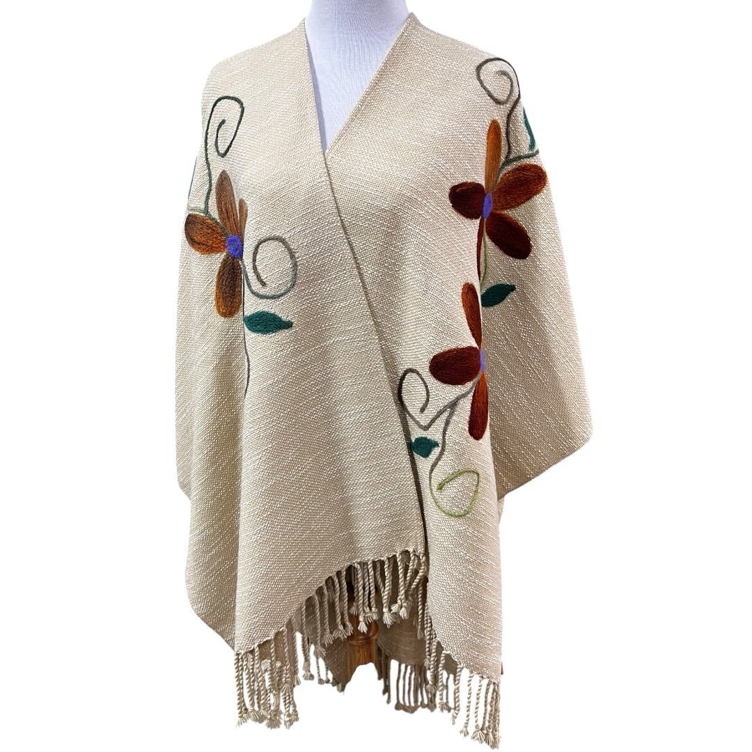 Ruana artesanal de lana | bordada |confeccionada en telar | Diseño único Chileno