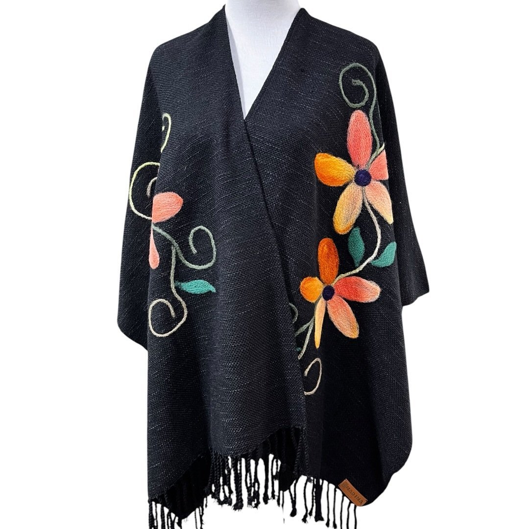 Ruana artesanal de lana | bordada |confeccionada en telar | Diseño único Chileno