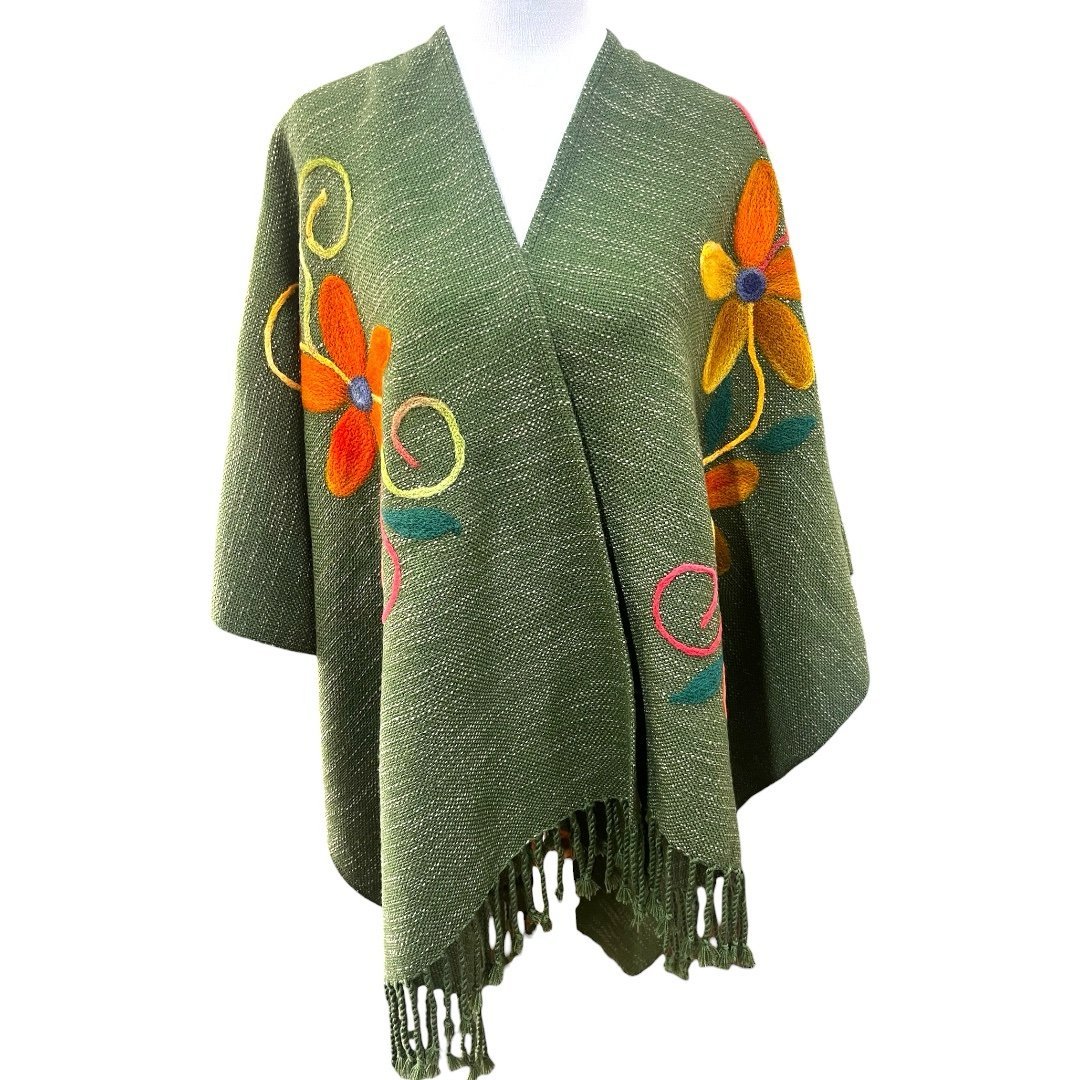 Ruana artesanal de lana | bordada |confeccionada en telar | Diseño único Chileno