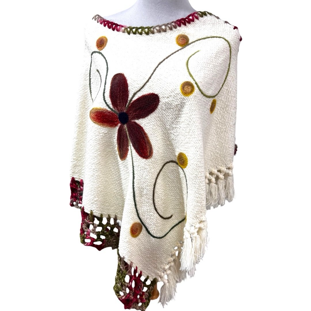 Poncho artesanal de lana | modelo Copihue | tejido a telar en Chile