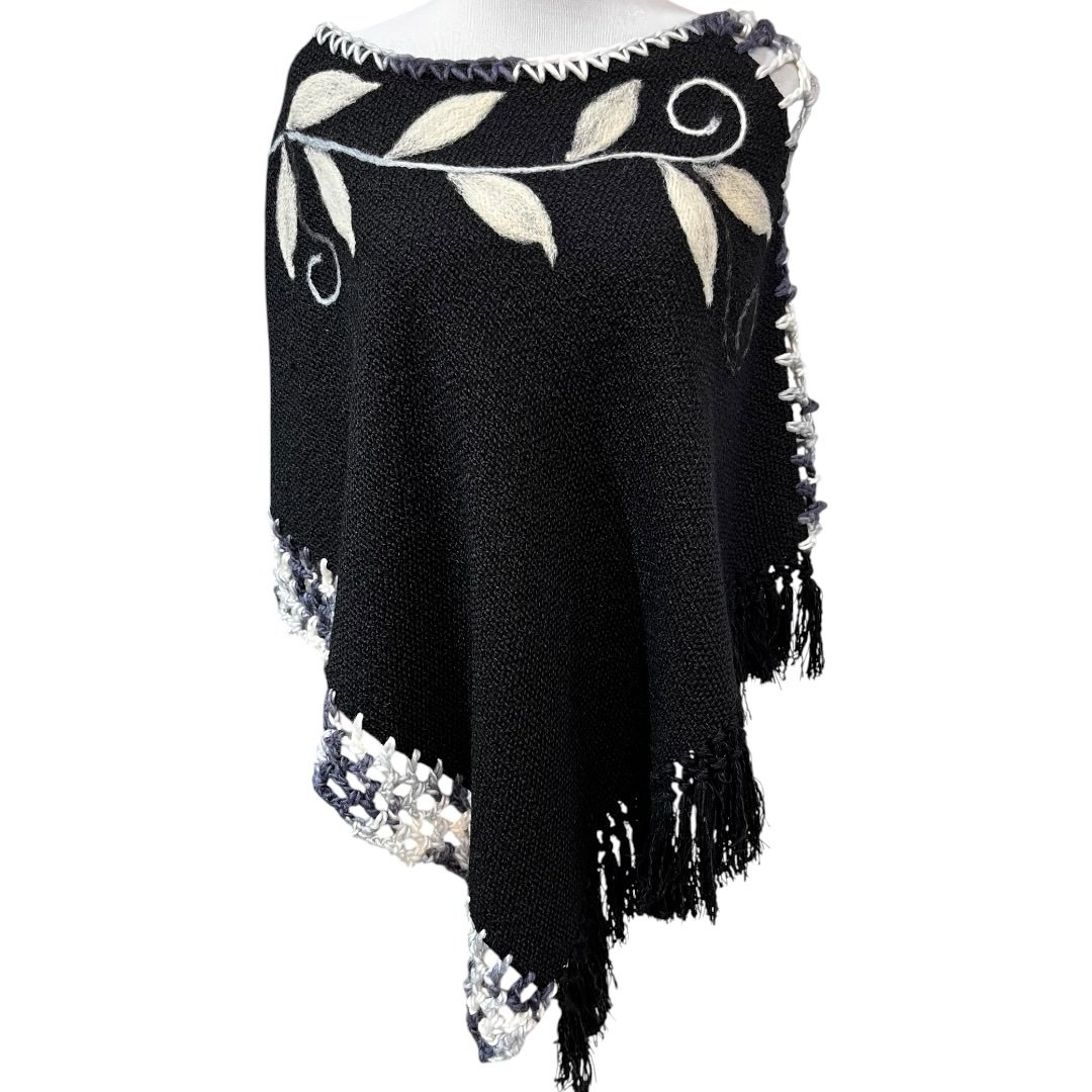 Poncho artesanal de lana | modelo Copihue | tejido en telar en Chile