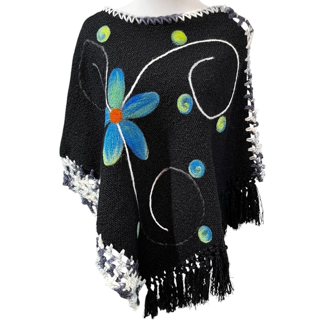 Poncho artesanal de lana | modelo Copihue | tejido en telar en Chile