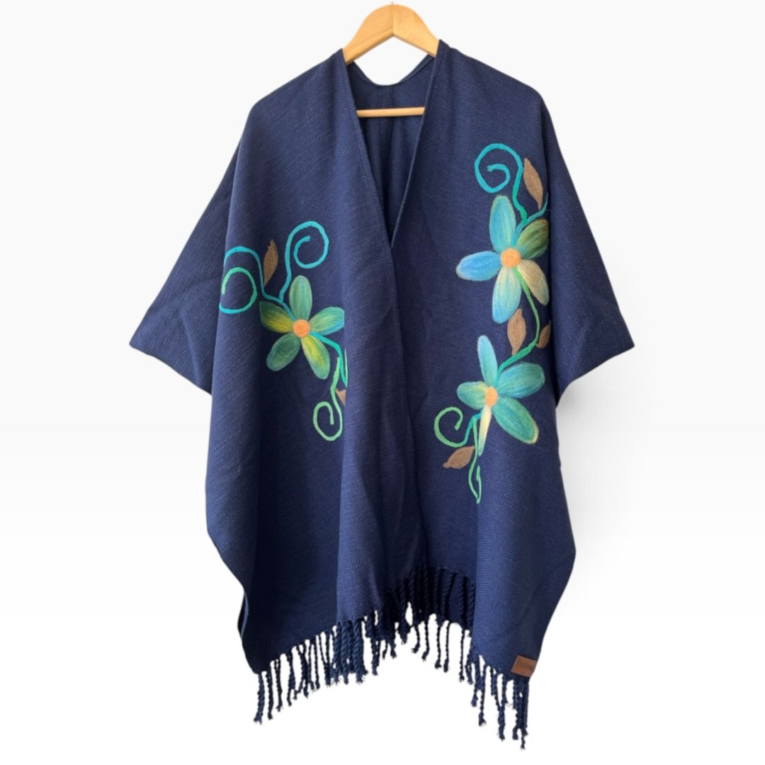 Ruana artesanal de lana | bordada |confeccionada en telar | Diseño único Chileno