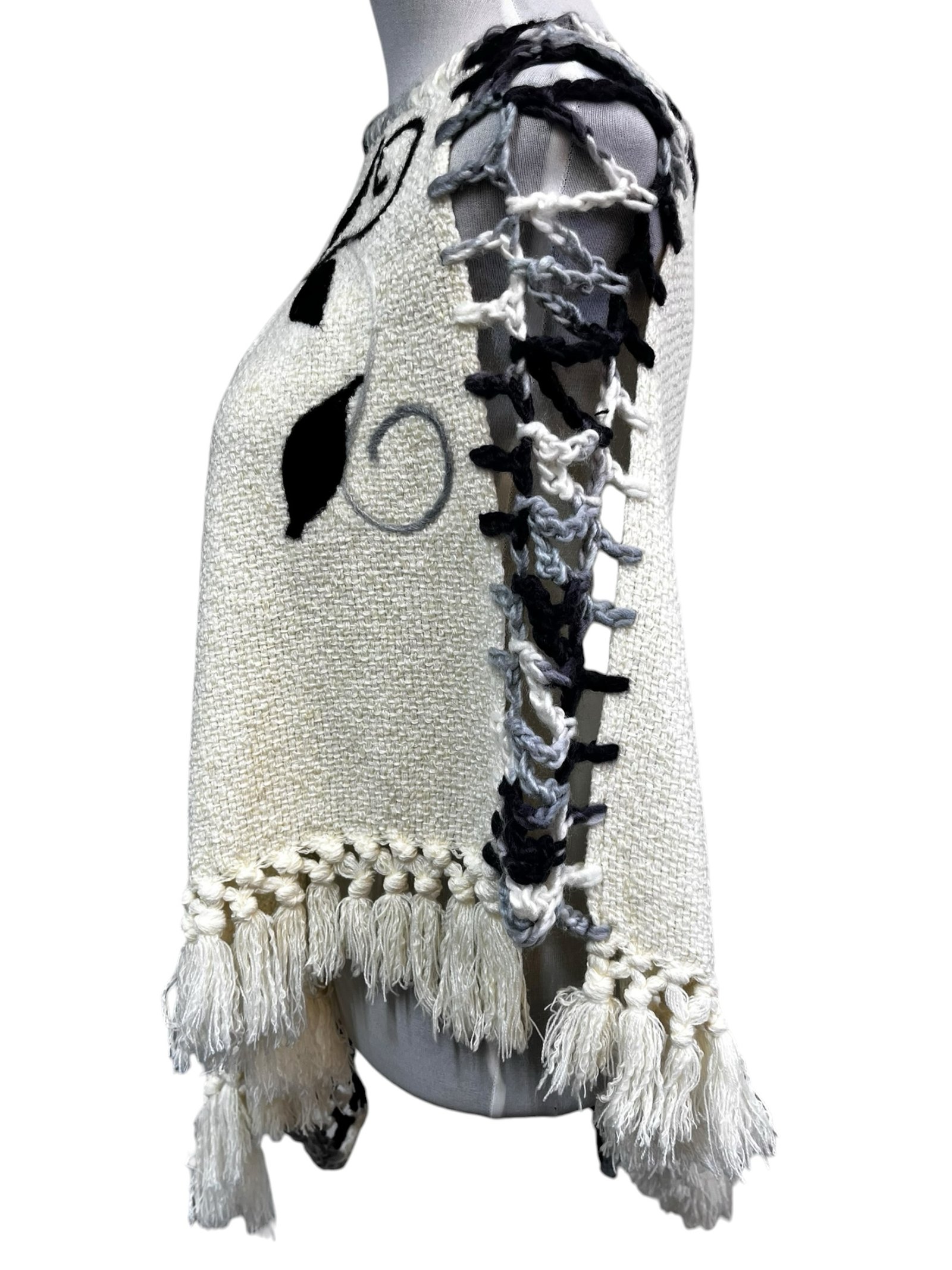 Poncho artesanal de lana | modelo Copihue | tejido en telar en Chile - Imagen 2
