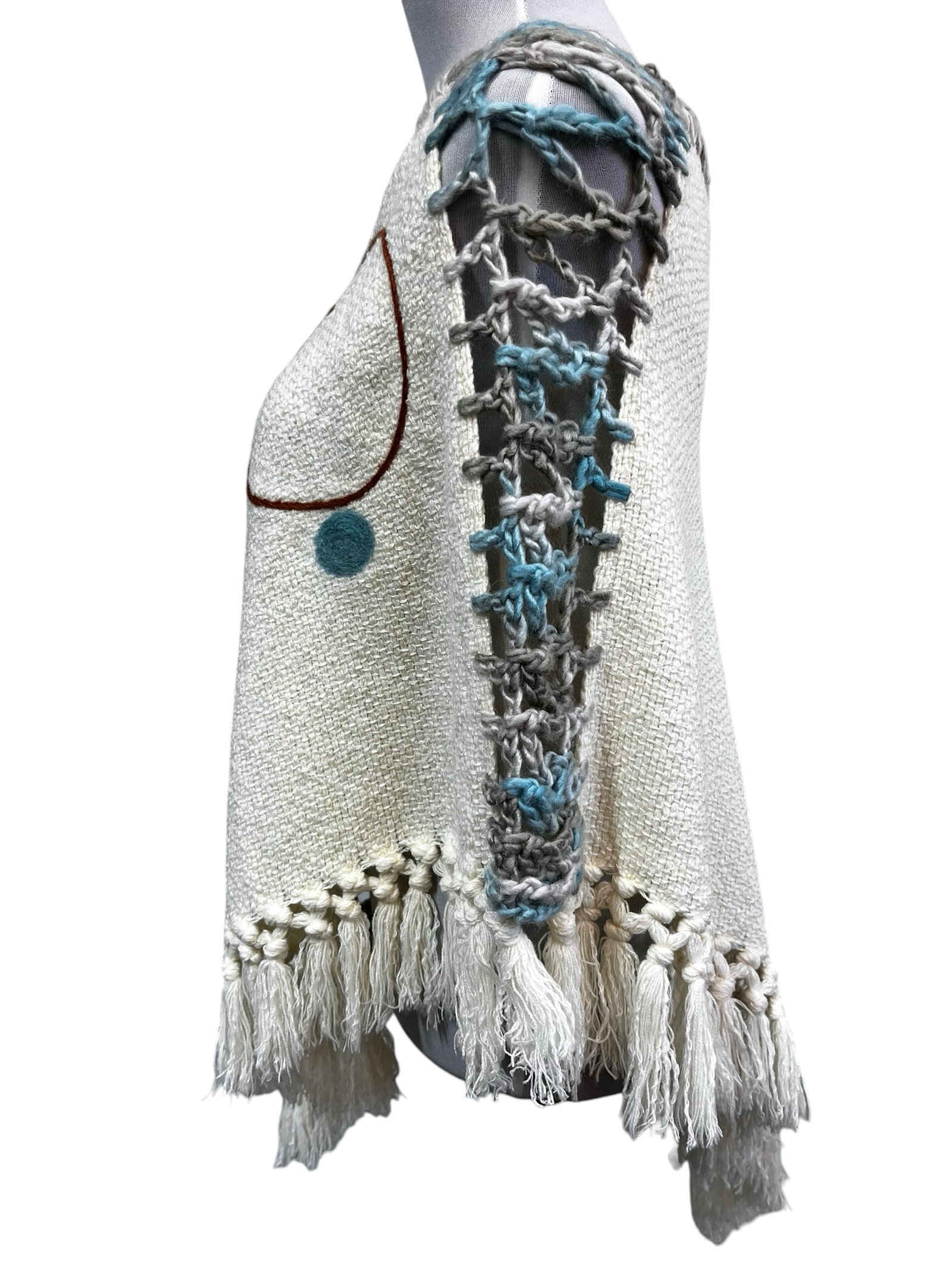 Poncho artesanal de lana | modelo Copihue | tejido en telar en Chile - Imagen 2